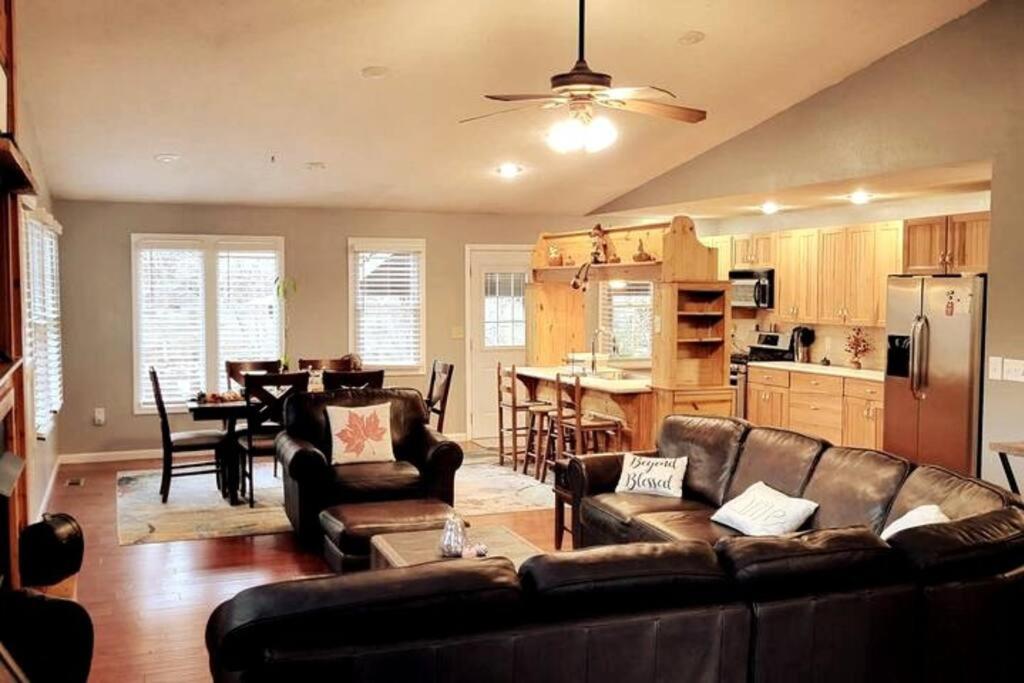 | Hope Floats~ Riverfront cabin with hot tub