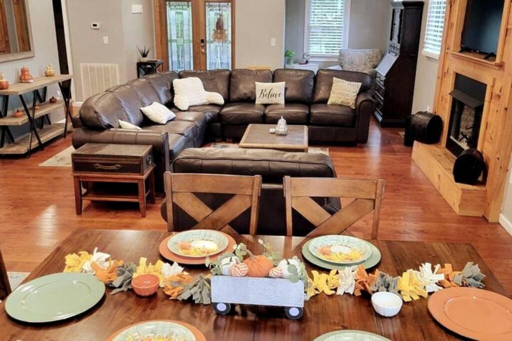 | Hope Floats~ Riverfront cabin with hot tub