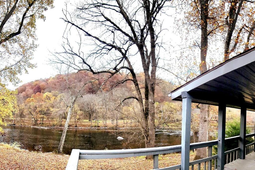 | Hope Floats~ Riverfront cabin with hot tub