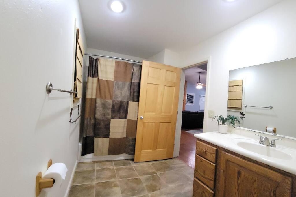 | Hope Floats~ Riverfront cabin with hot tub