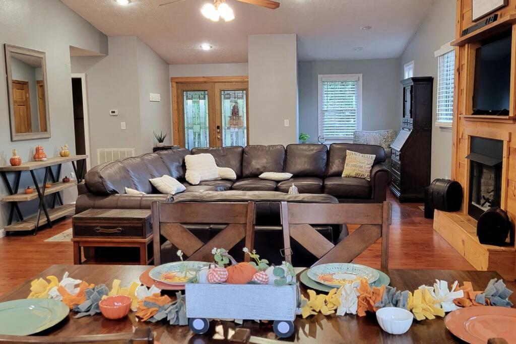 | Hope Floats~ Riverfront cabin with hot tub
