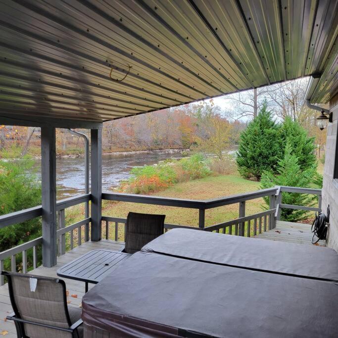 | Hope Floats~ Riverfront cabin with hot tub