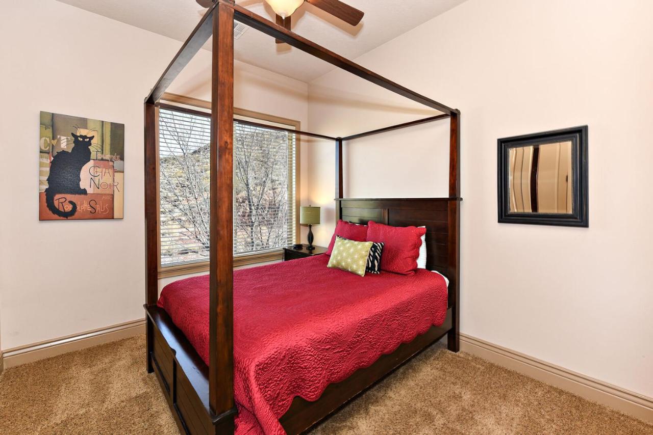 | D8-Quiet Corner-Top Floor 3-bedroom Hillside View