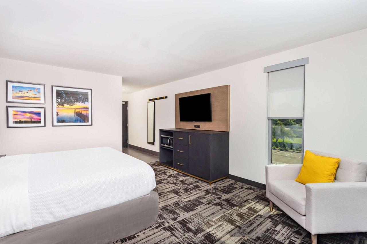 1 King Bed, Mobility Accessible Room, Bathtub w/Grab Bars, Non-Smoking at La Quinta Suites by Wyndham South Bend Notre Dame Area