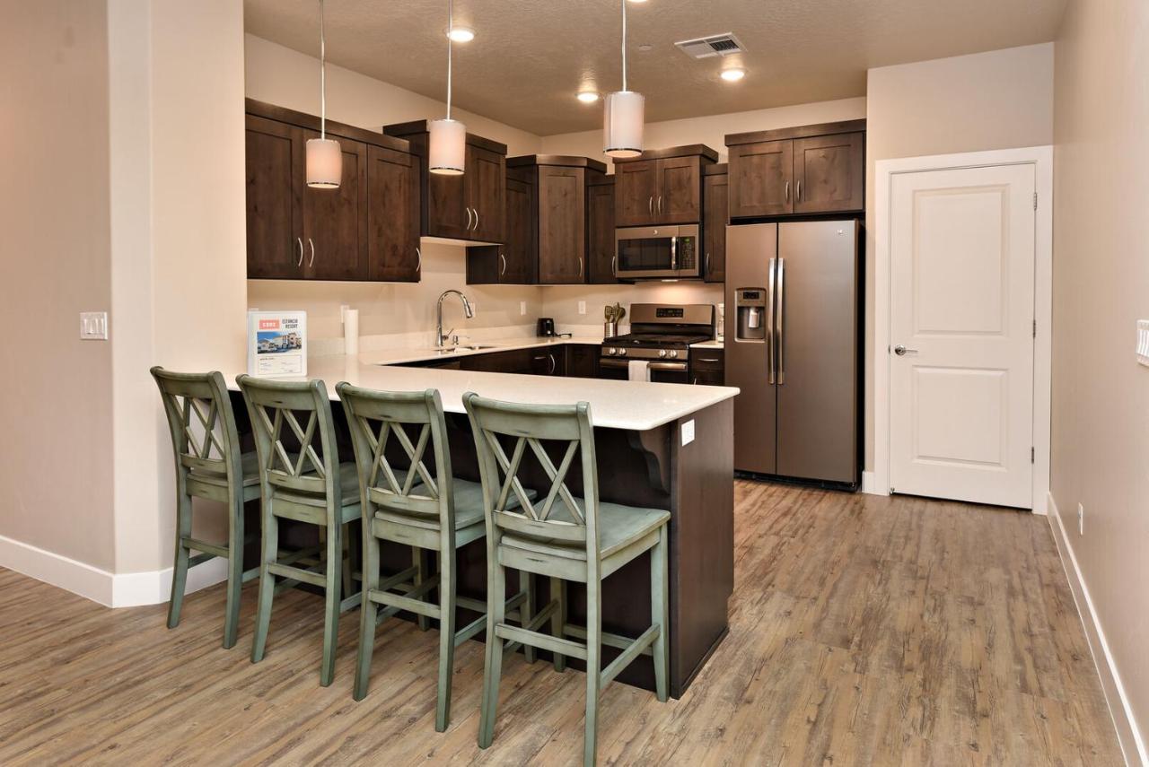 | S302-Snow Canyon Suite-Third Floor 4-bedroom Pool View