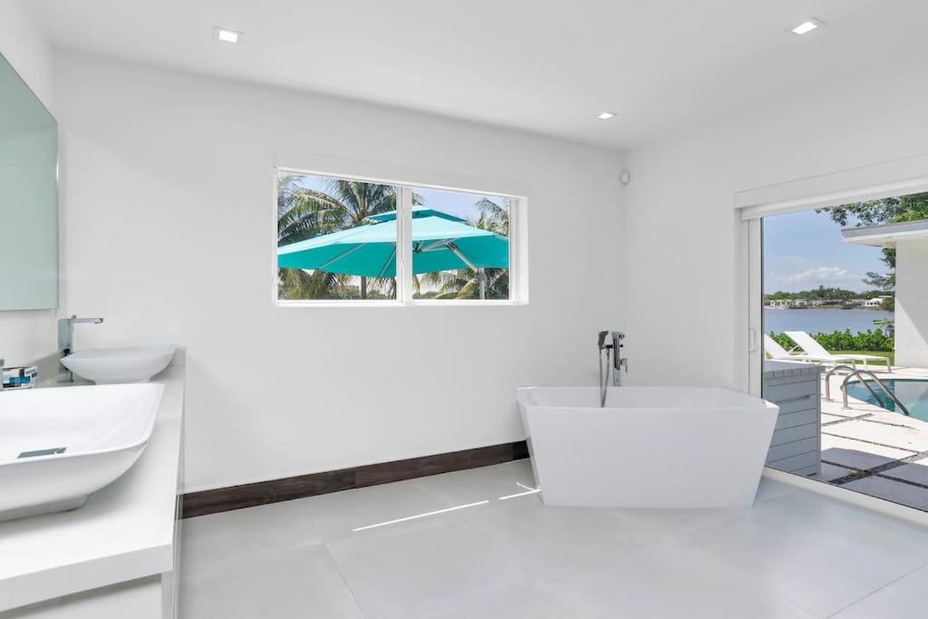 | Luxury Lake Front Miami House