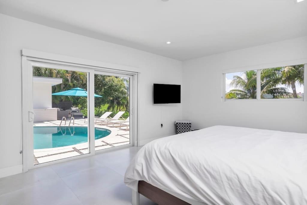 | Luxury Lake Front Miami House