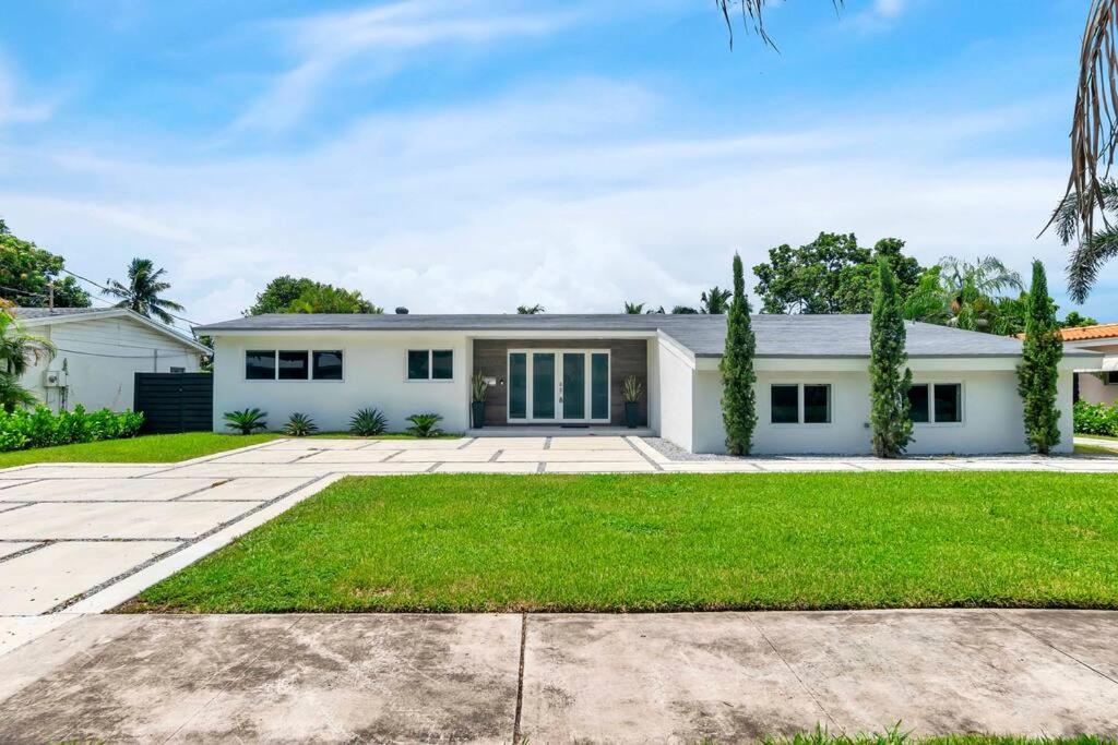 | Luxury Lake Front Miami House