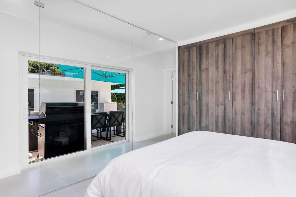 | Luxury Lake Front Miami House