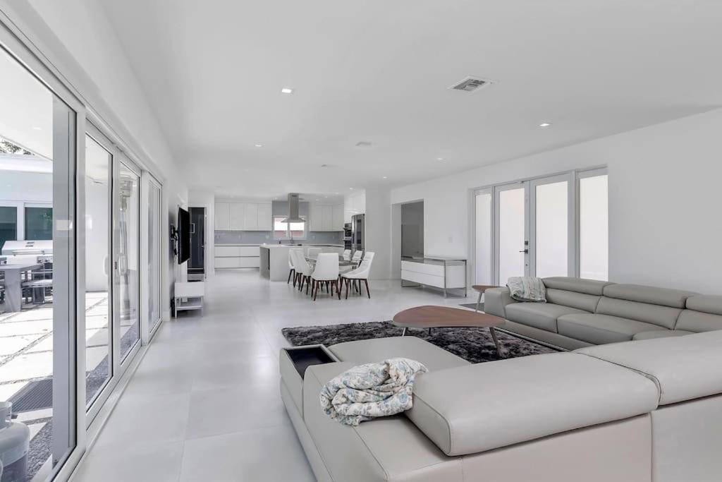 | Luxury Lake Front Miami House