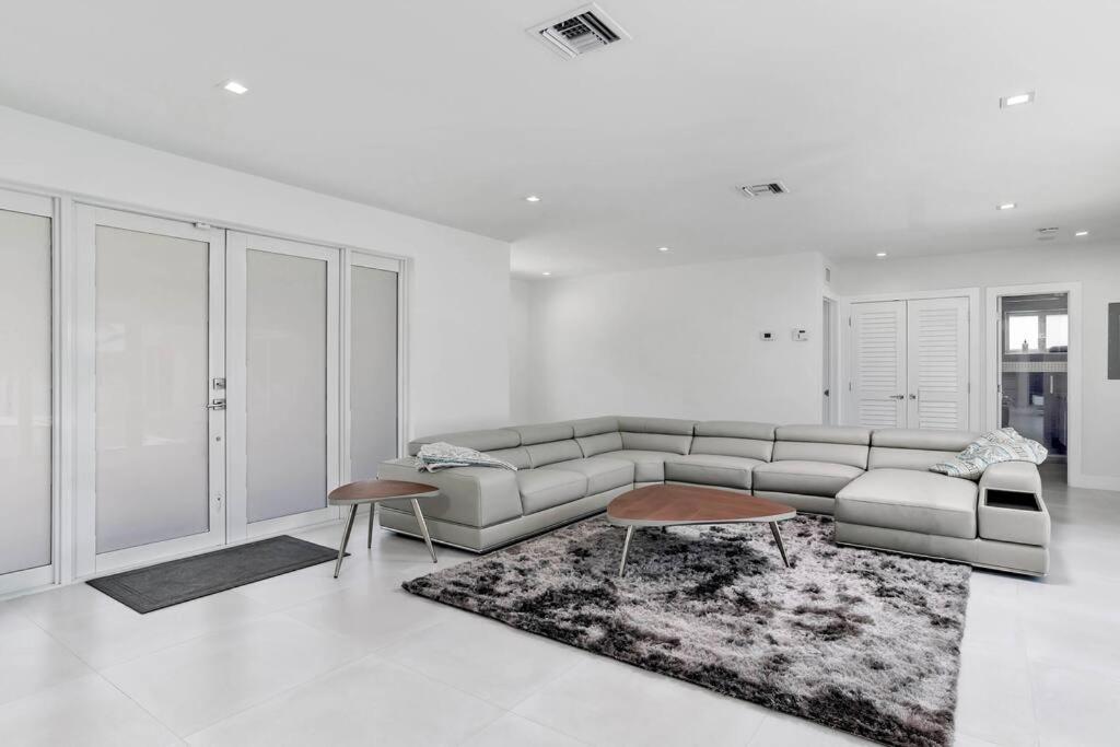 | Luxury Lake Front Miami House