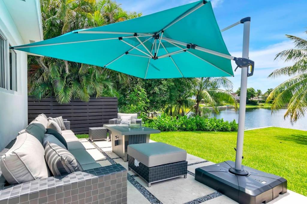 | Luxury Lake Front Miami House