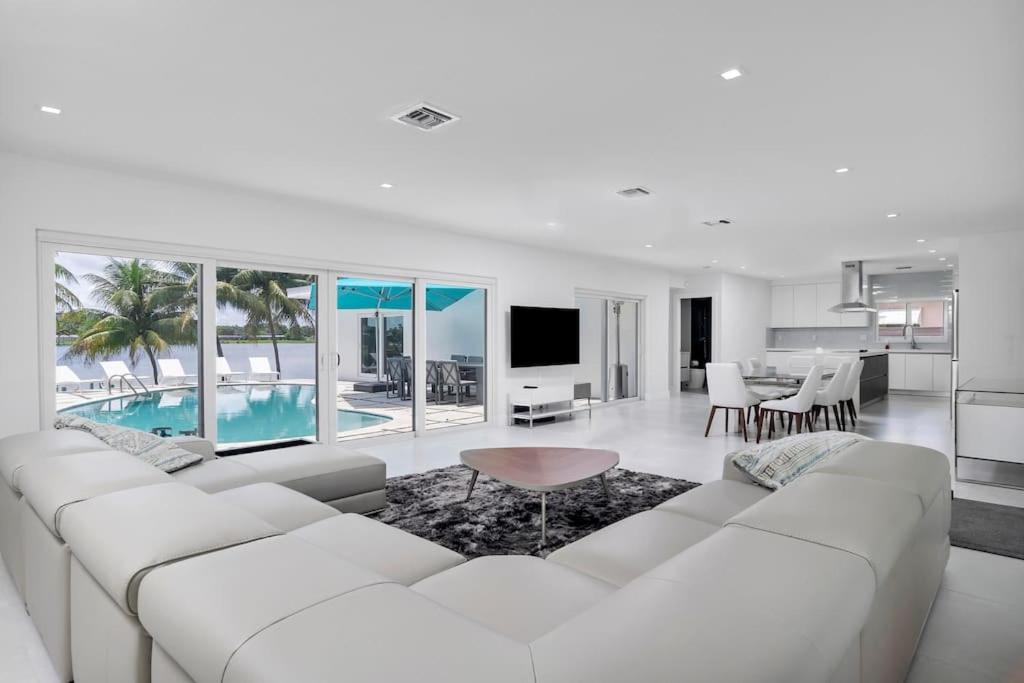 | Luxury Lake Front Miami House
