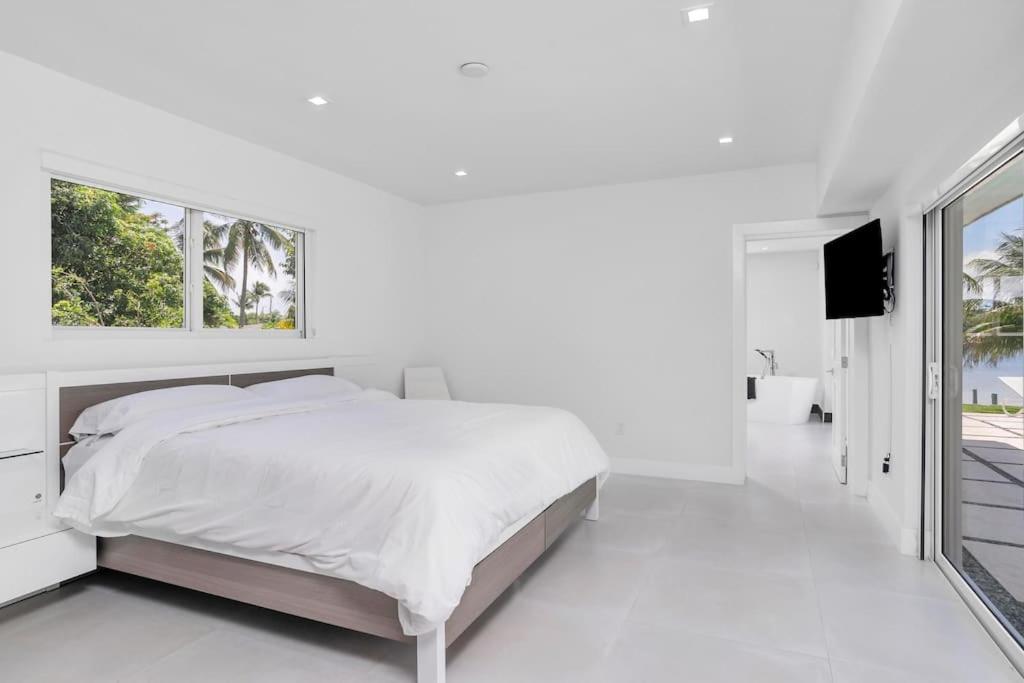  | Luxury Lake Front Miami House