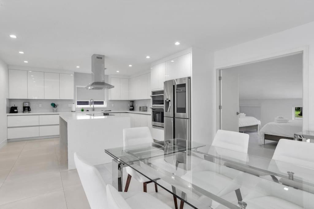 | Luxury Lake Front Miami House
