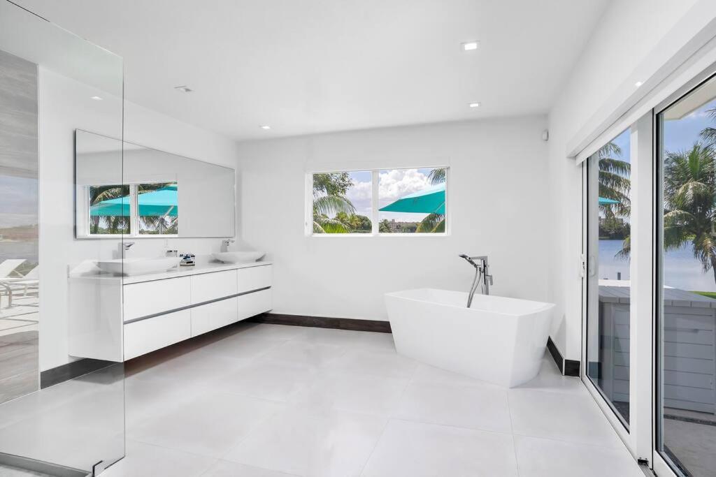 | Luxury Lake Front Miami House