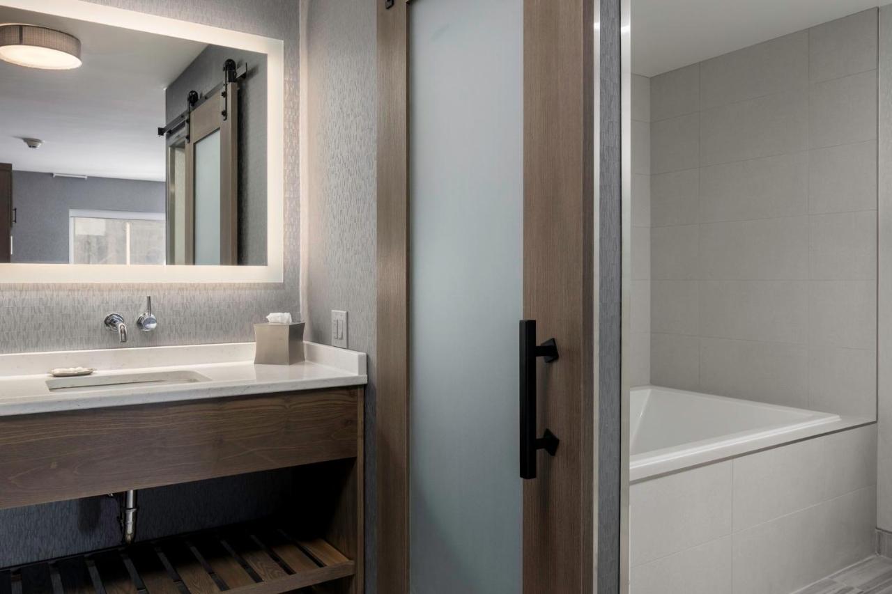 Premium King Room at voco Niagara Falls - The Cadence by IHG