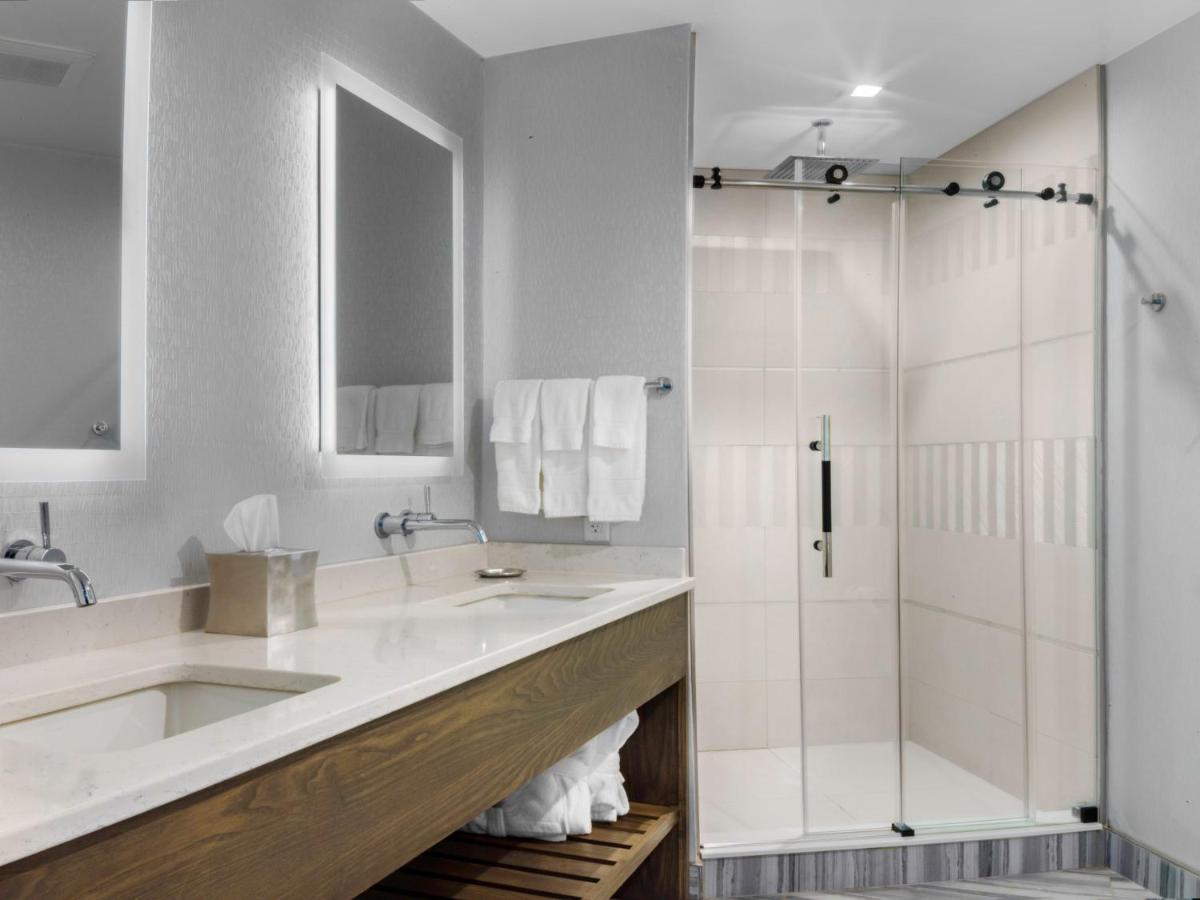 Grand King Room at voco Niagara Falls - The Cadence by IHG