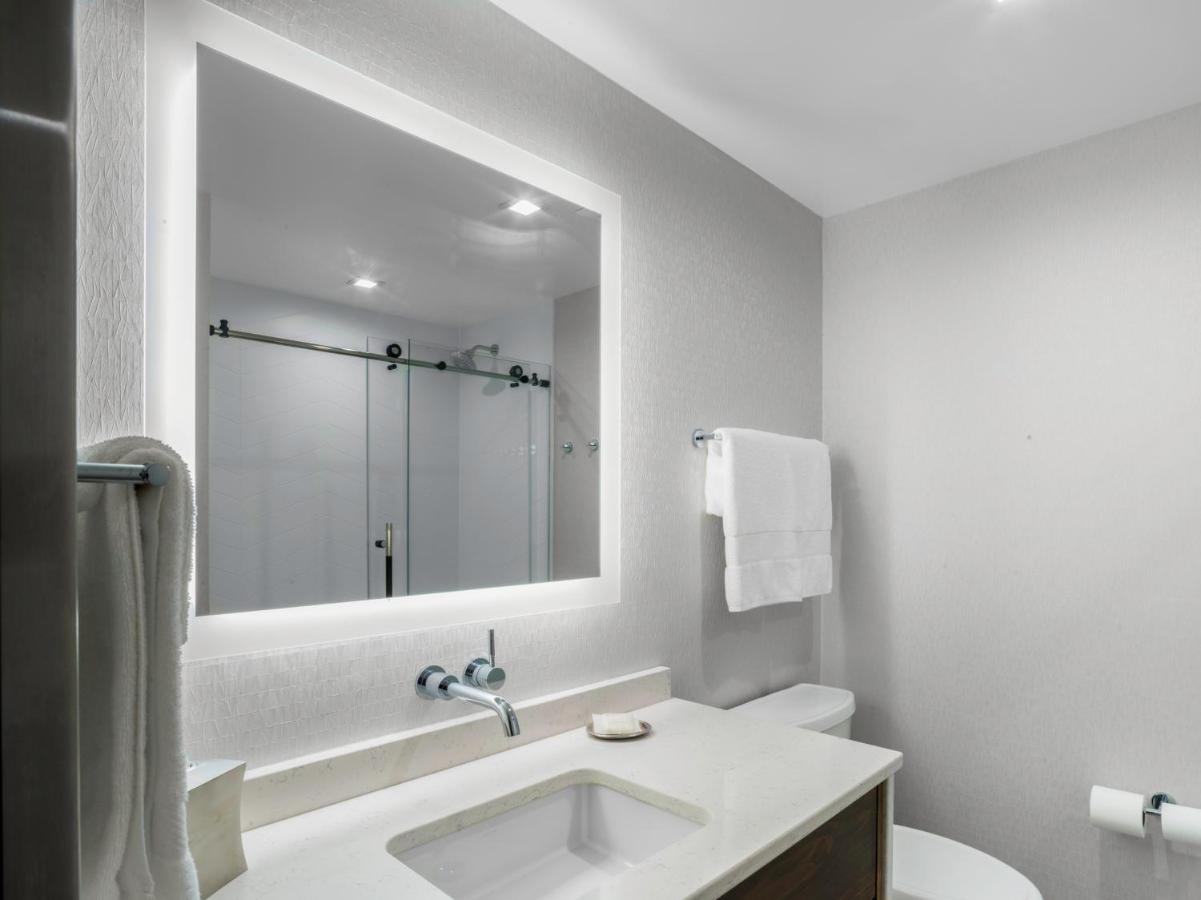 Standard King Room - Windowless at voco Niagara Falls - The Cadence by IHG