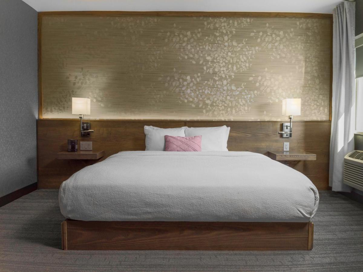 Premium King Room at voco Niagara Falls - The Cadence by IHG