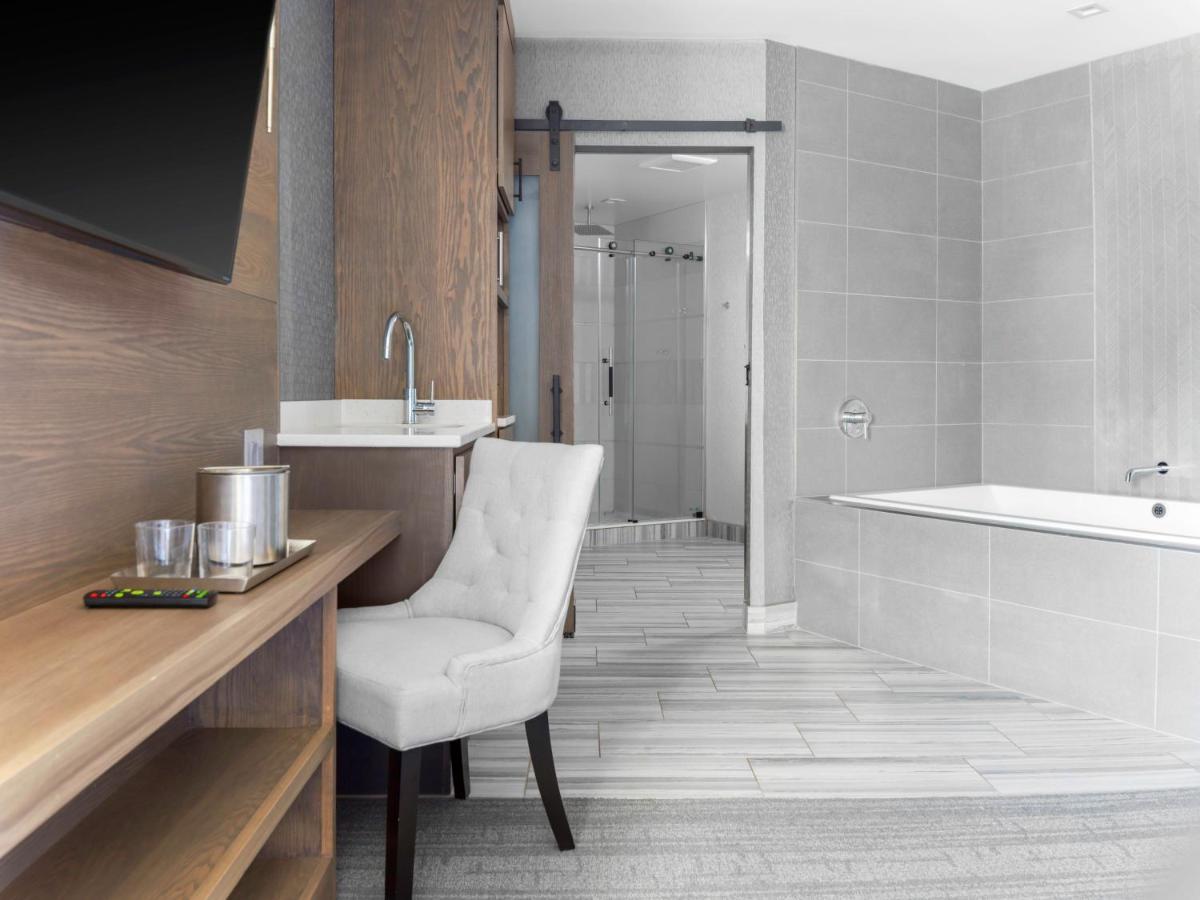 Grand King Room at voco Niagara Falls - The Cadence by IHG