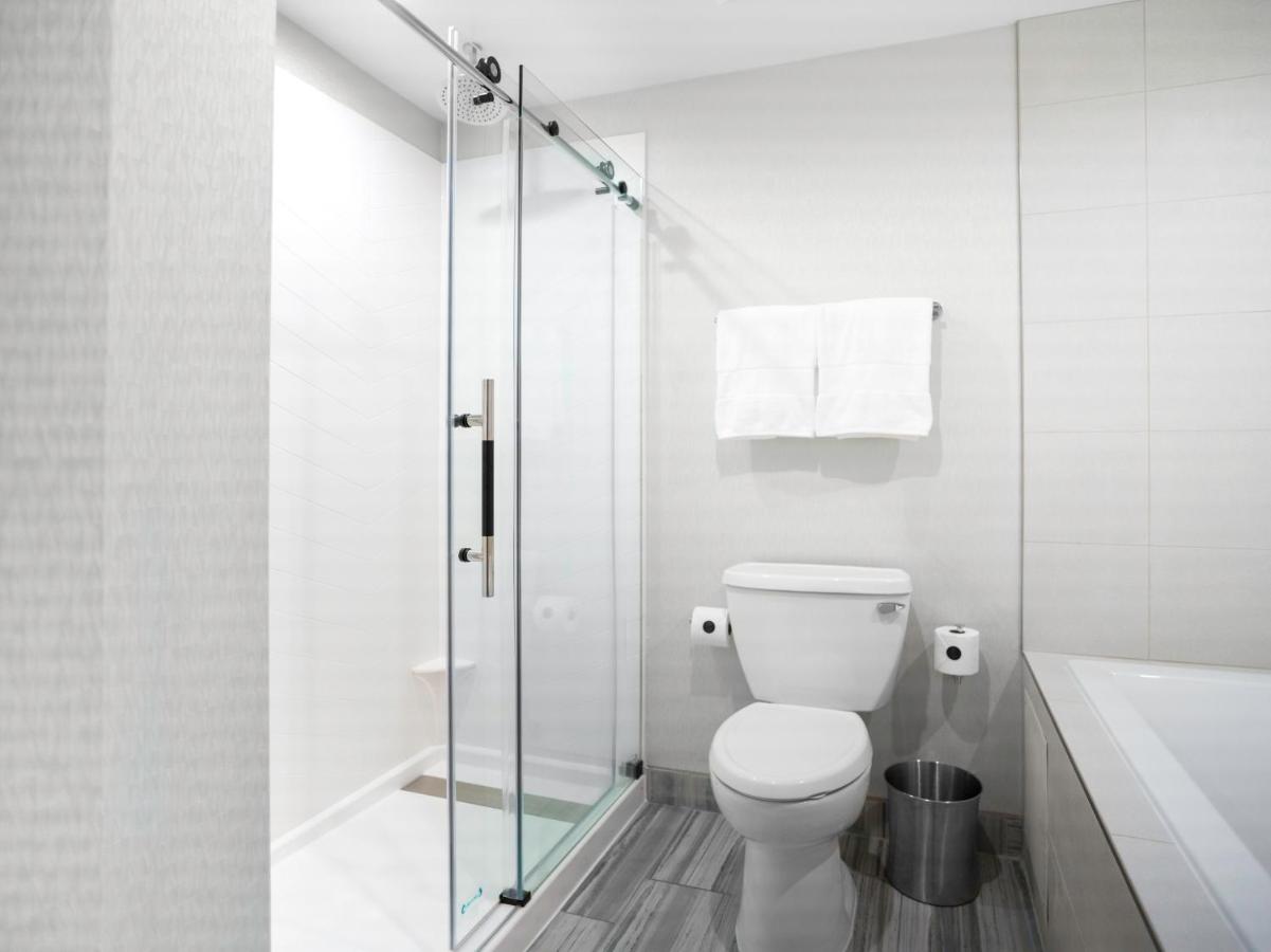 Premium King Room at voco Niagara Falls - The Cadence by IHG