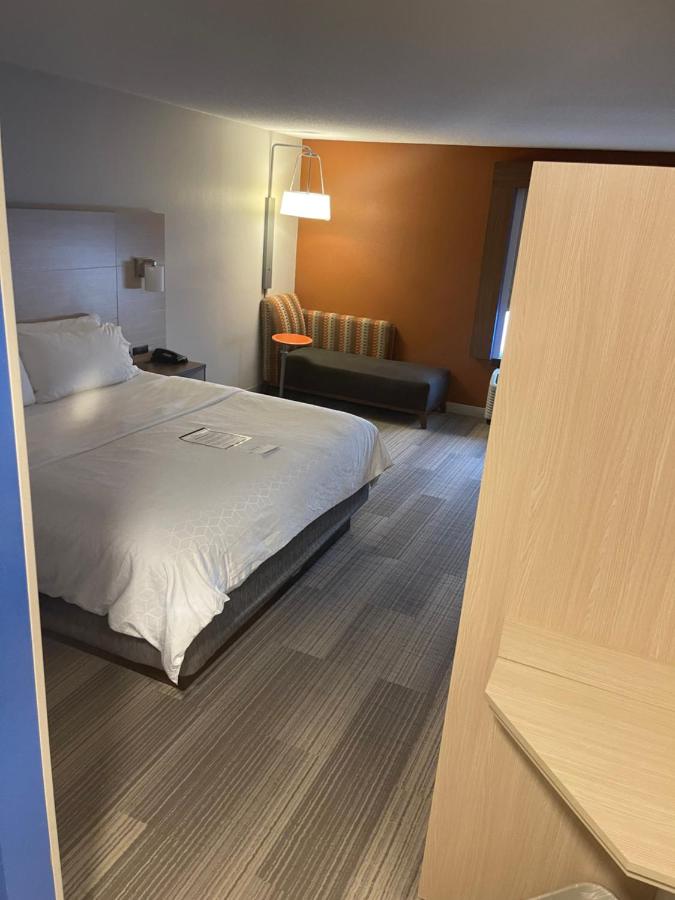 | Holiday Inn Express Cedar Rapids - Collins Road, an IHG Hotel