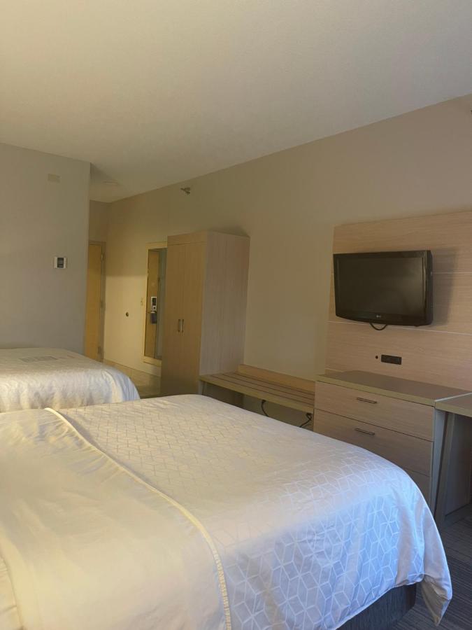 | Holiday Inn Express Cedar Rapids - Collins Road, an IHG Hotel