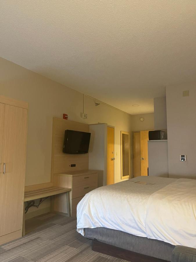 | Holiday Inn Express Cedar Rapids - Collins Road, an IHG Hotel