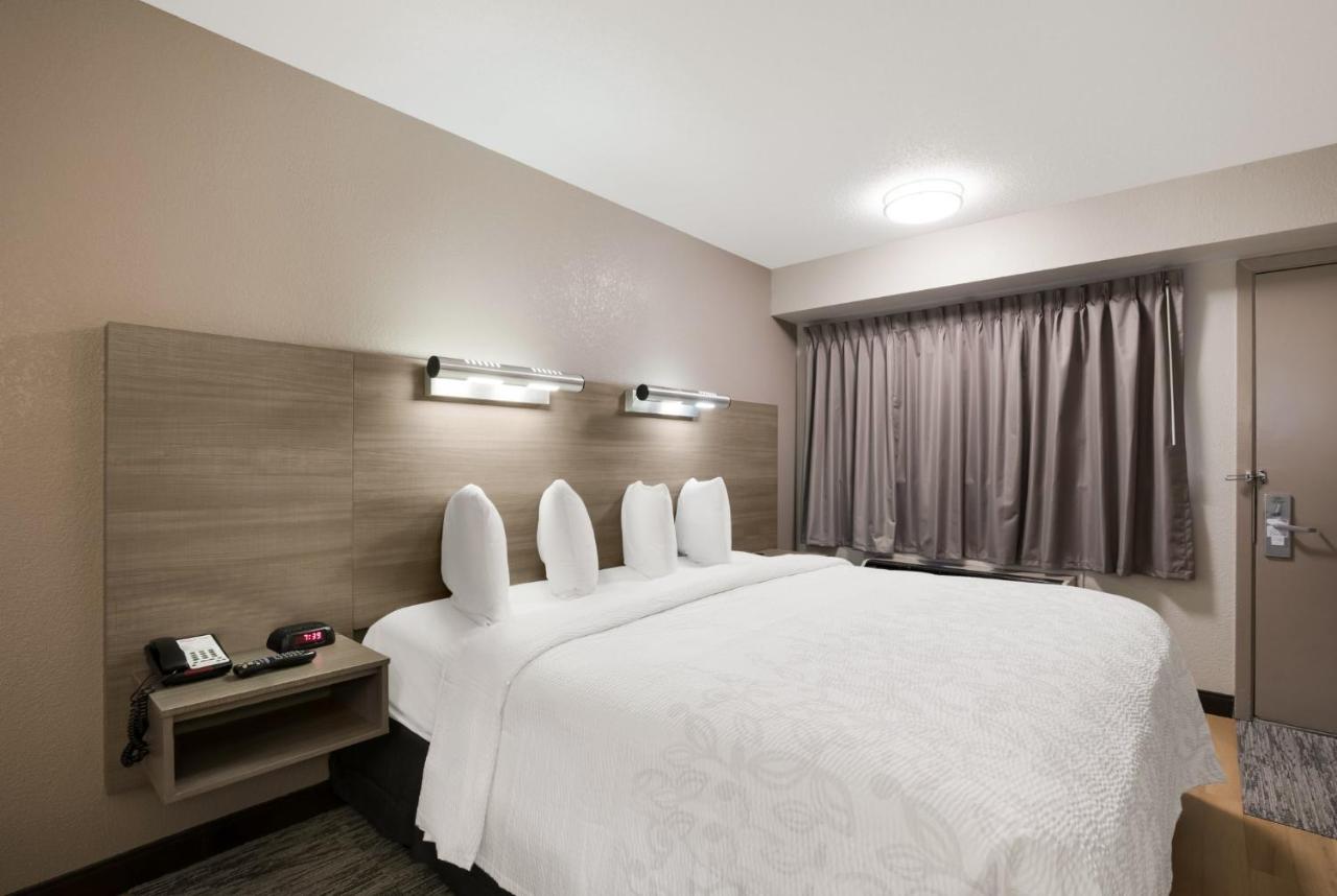 Superior King Room Disability Access Roll-ln Shower Smoke Free at Red Roof Inn PLUS+ Chicago - Naperville