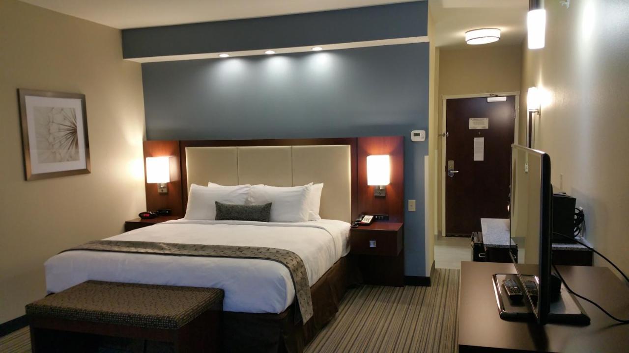 King Suite with Kitchenette - Mobility Access/Non-Smoking at Best Western Plus Boardman Inn & Suites