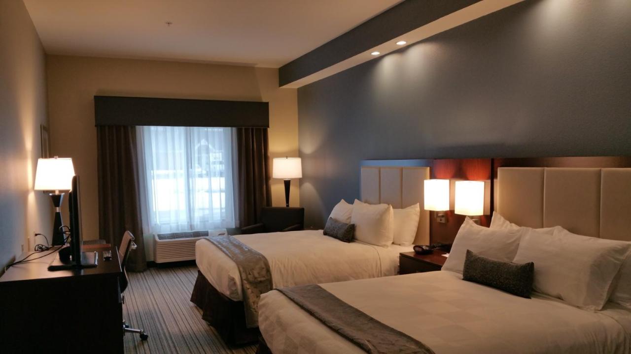 Queen Room with Two Queen Beds and Bath Tub - Mobility Access/Non-Smoking at Best Western Plus Boardman Inn & Suites