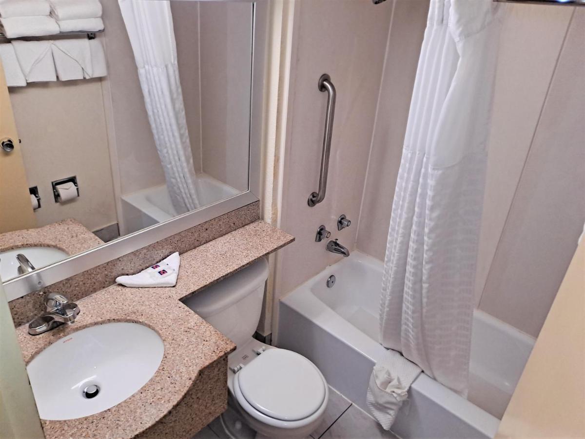 Deluxe King Room - Non-Smoking at Motel 6 Catonsville MD Baltimore West