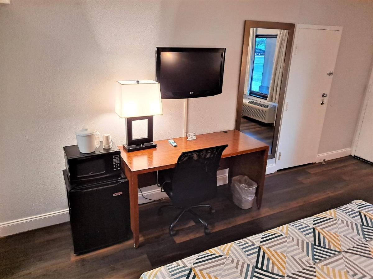 Deluxe King Room - Non-Smoking at Motel 6 Catonsville MD Baltimore West