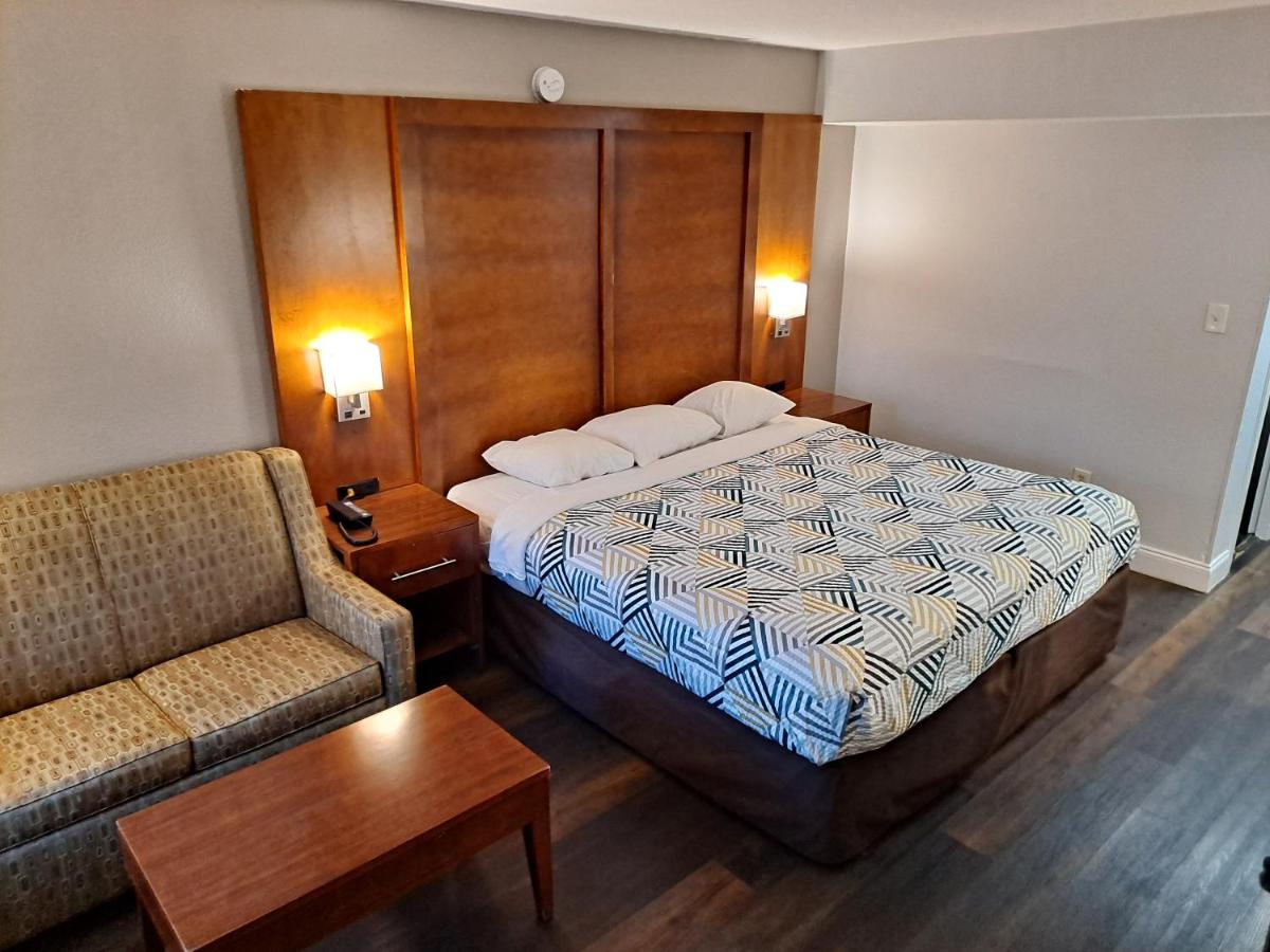 Deluxe King Room - Non-Smoking at Motel 6 Catonsville MD Baltimore West