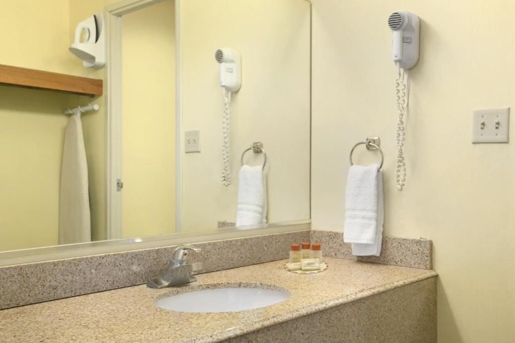 Queen Room - Non-Smoking at Days Inn by Wyndham Anderson IN