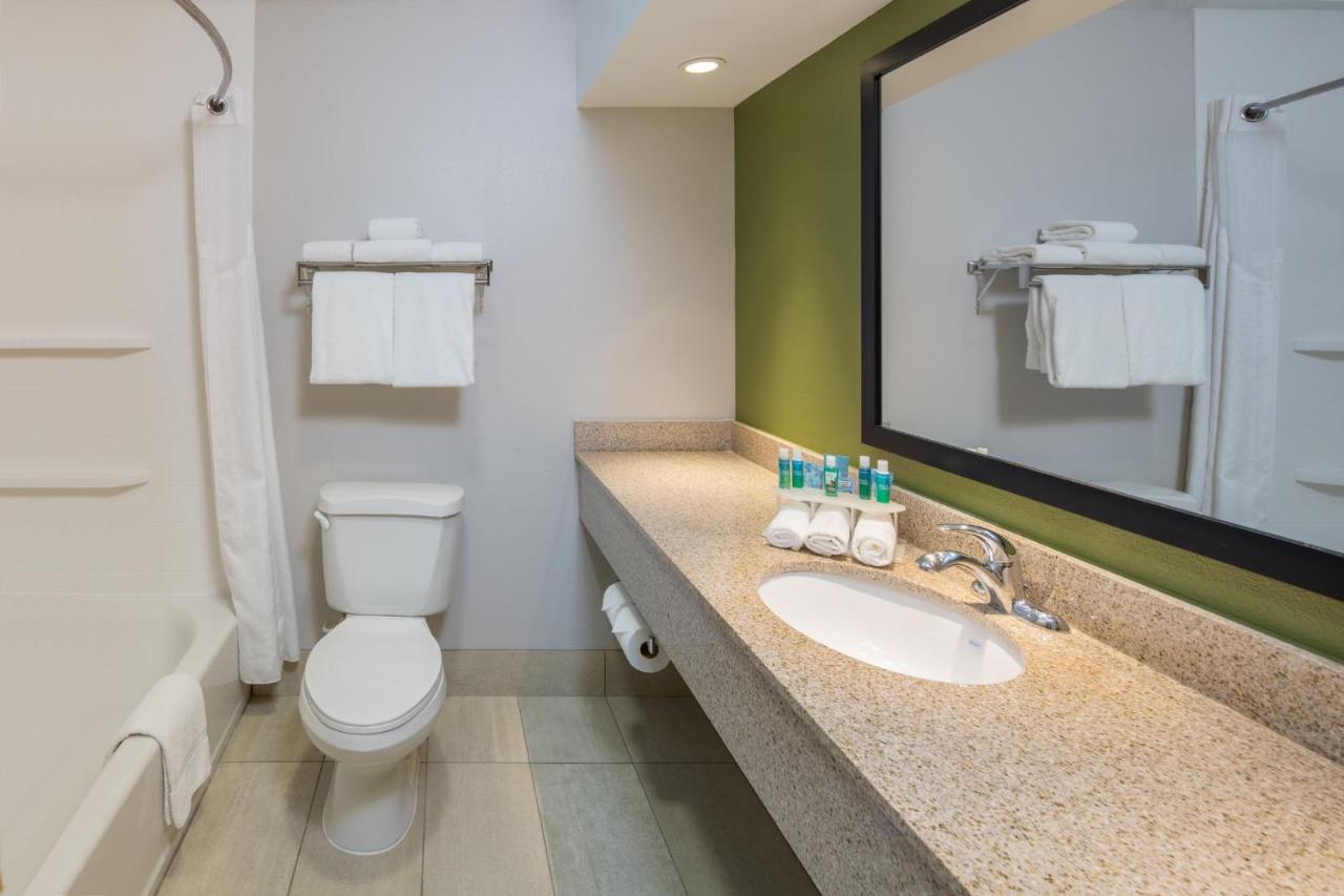 | Holiday Inn Express Cedar Rapids - Collins Road, an IHG Hotel