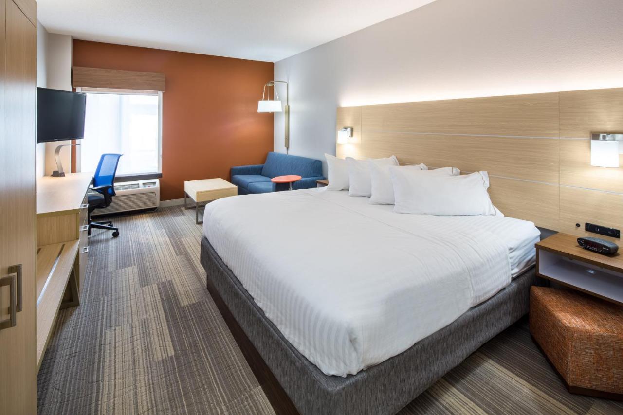 | Holiday Inn Express Cedar Rapids - Collins Road, an IHG Hotel