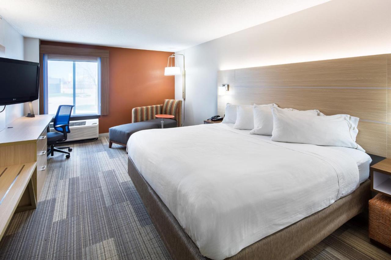 | Holiday Inn Express Cedar Rapids - Collins Road, an IHG Hotel