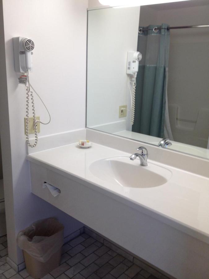 Double Room with Lake View at Parkside Inn Bridgeview
