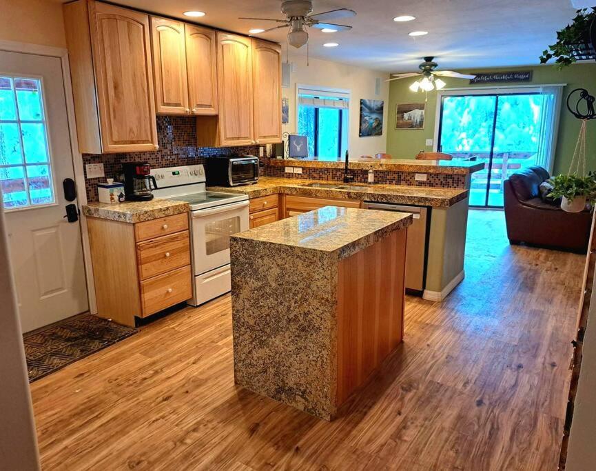 | Black Bear Lux Family Cabin 1 mi from Village