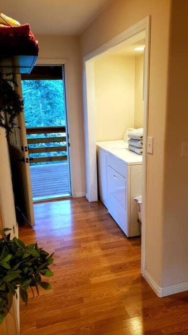 | Black Bear Lux Family Cabin 1 mi from Village