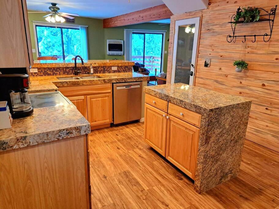 | Black Bear Lux Family Cabin 1 mi from Village