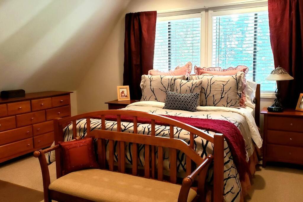 | Black Bear Lux Family Cabin 1 mi from Village