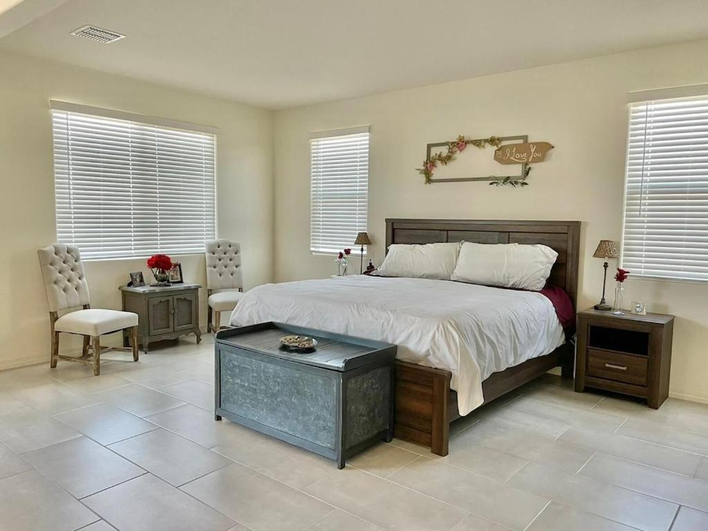 | Modern Home with Pool, Spa and Super Bowl Ready