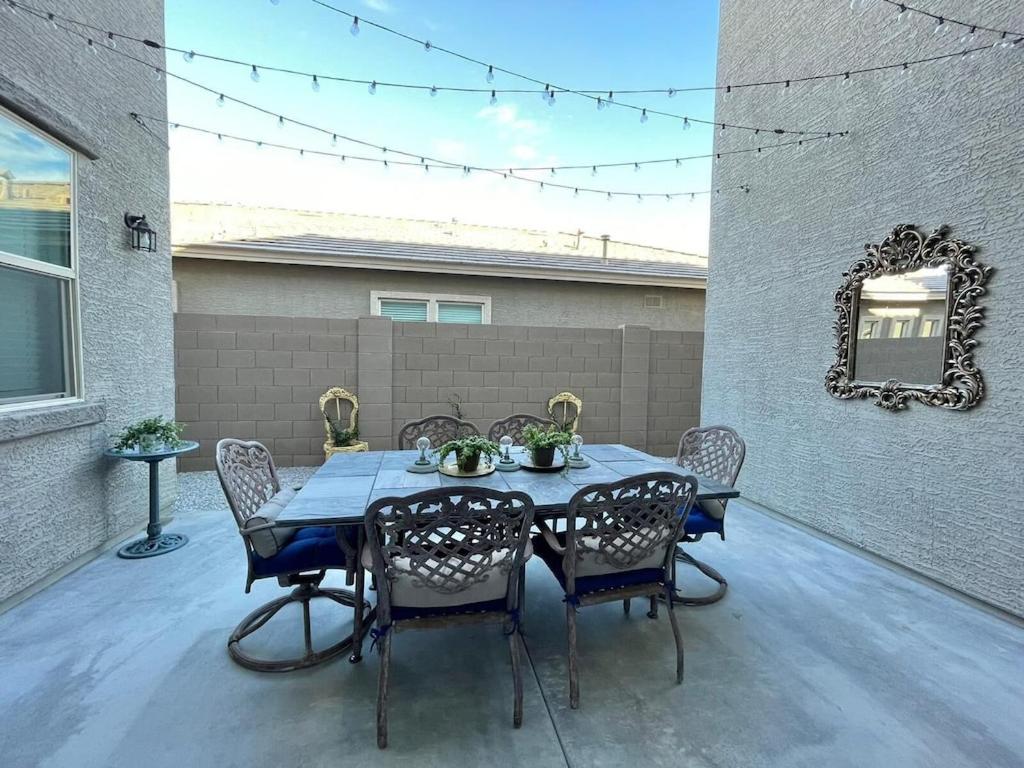 | Modern Home with Pool, Spa and Super Bowl Ready