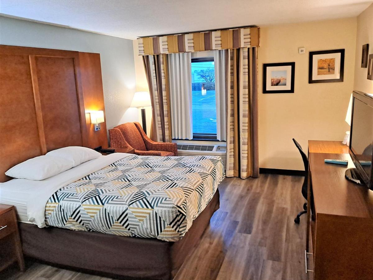 Deluxe King Room - Non-Smoking at Studio 6 Suites Catonsville, Md – Baltimore West