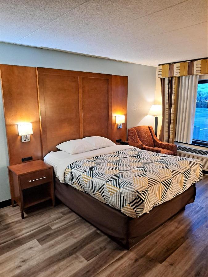Queen Room - Disability Access - Non-Smoking at Studio 6 Suites Catonsville, Md – Baltimore West