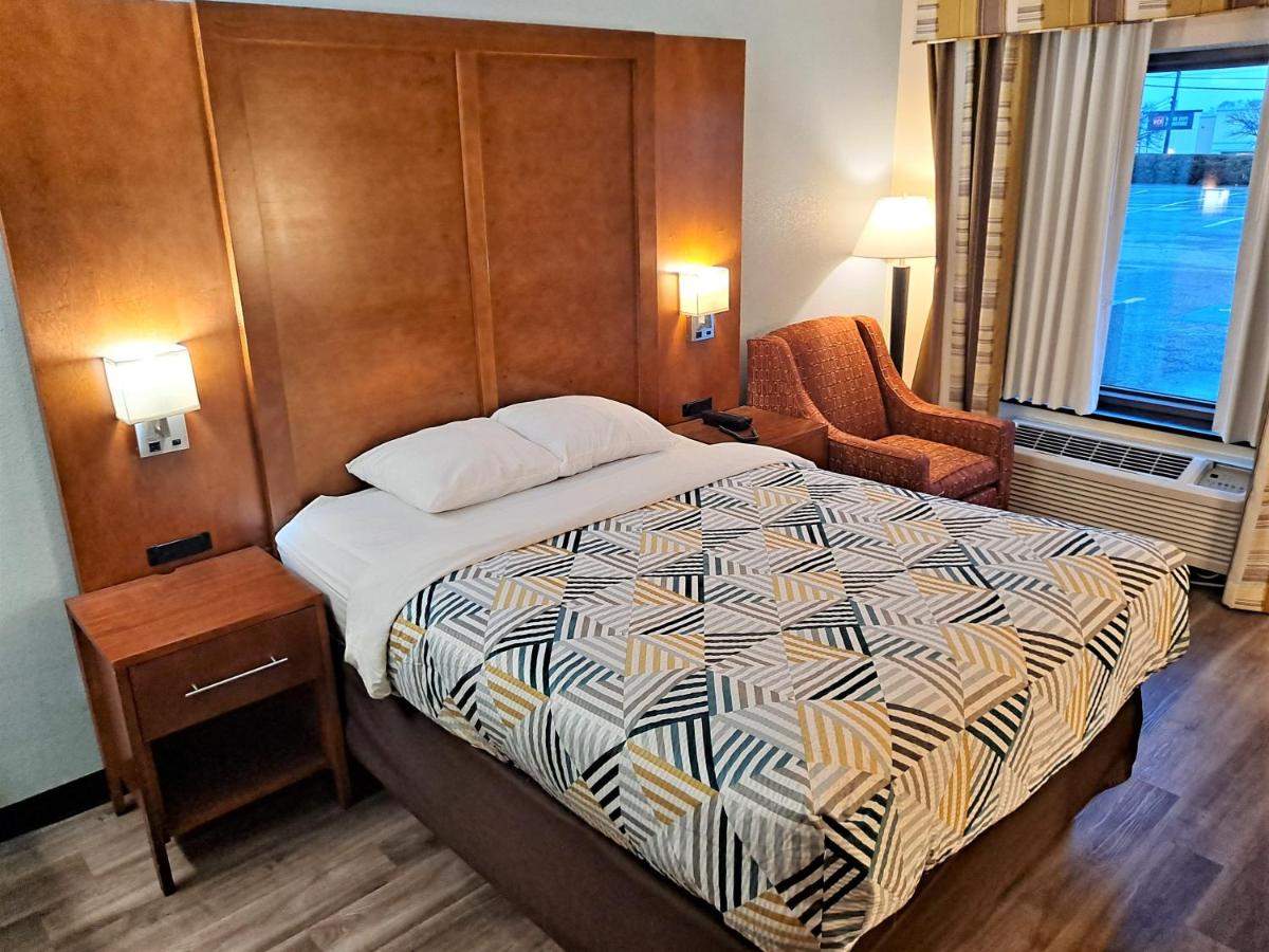 Queen Room - Disability Access - Non-Smoking at Motel 6 Catonsville MD Baltimore West