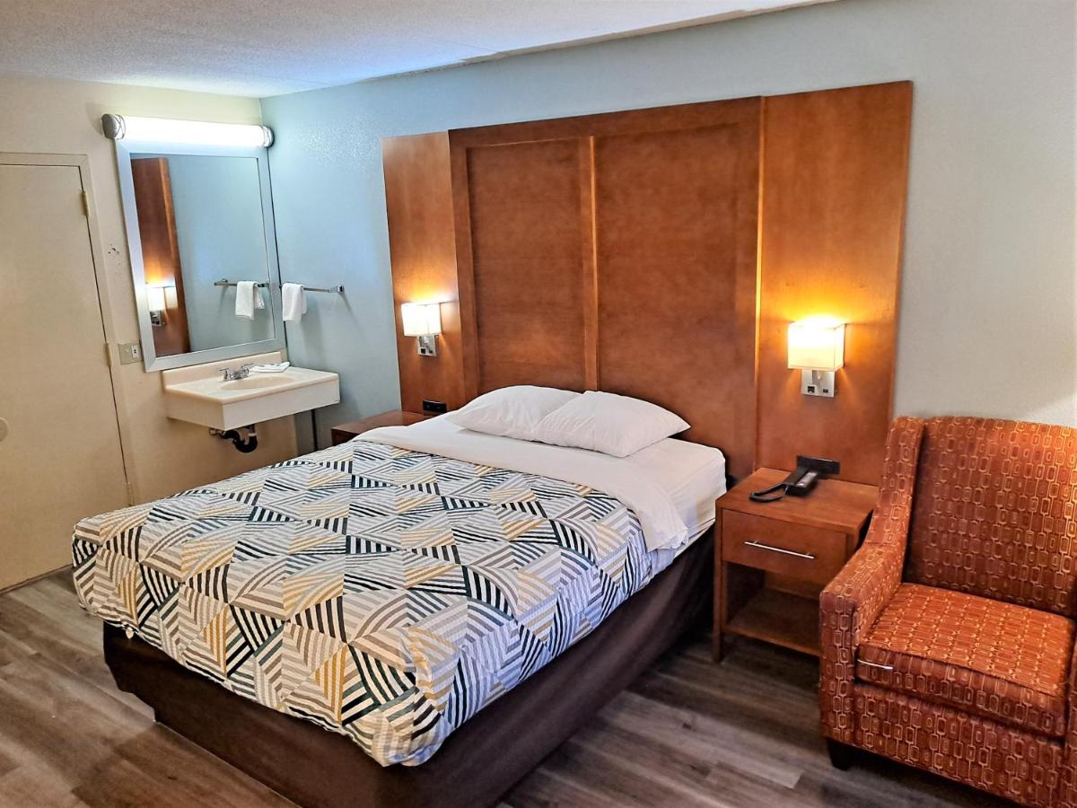 Queen Room - Disability Access - Non-Smoking at Motel 6 Catonsville MD Baltimore West